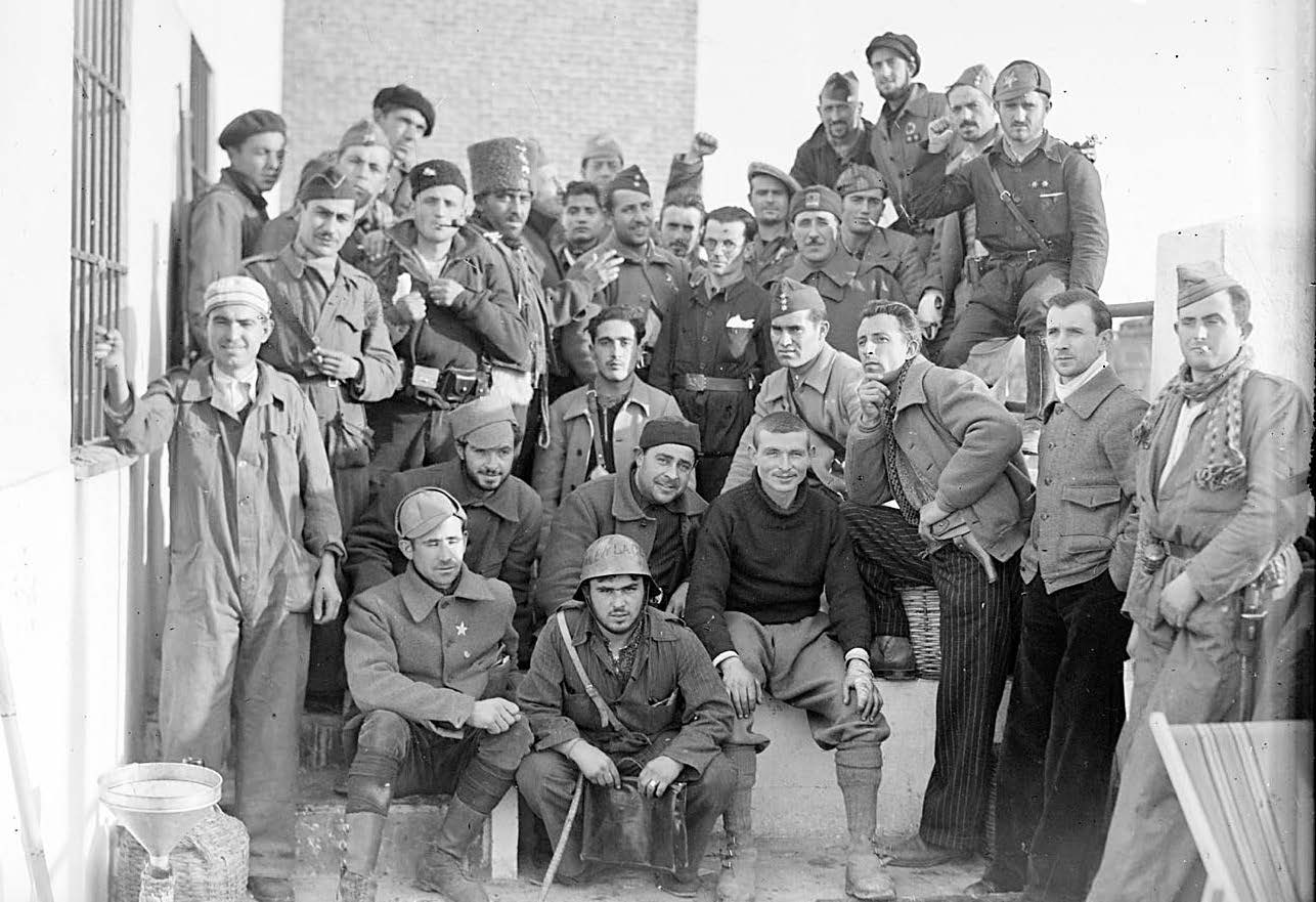 Foto V. M. Agapito Marazuela junto con un numeroso grupo de milicianos segovianos. Sector de Carabanchel, Madrid, 8 de enero de 1937.[Ministerio de Cultura y Deporte. Centro Documental de la Memoria Histórica. 1826_0007_0001_0005]