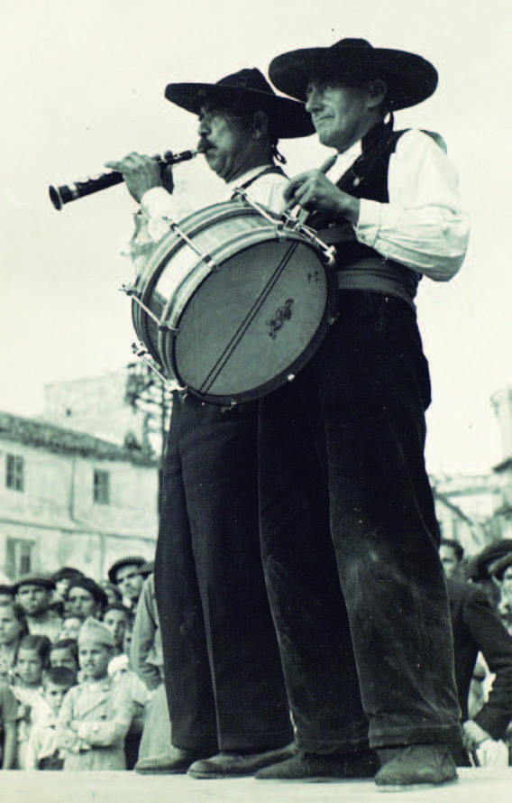 Los dulzaineros segovianos actúan en el Festival de Cultura Popular. Chinchón, 12 de junio de 1937.[Ministerio de Cultura y Deporte. Centro Documental de la Memoria Histórica. FC-CAUSA_GENERAL,1821,Exp.2,110]