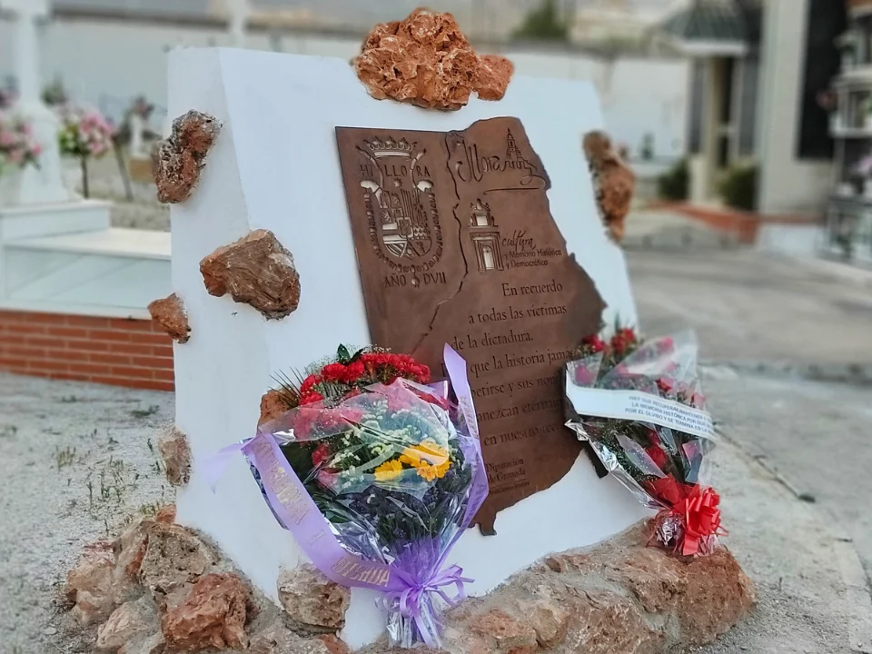 Monolito en memoria de lal víctimas de la Guerra Civil y el Franquismo (Cementerio Municipal de Íllora)