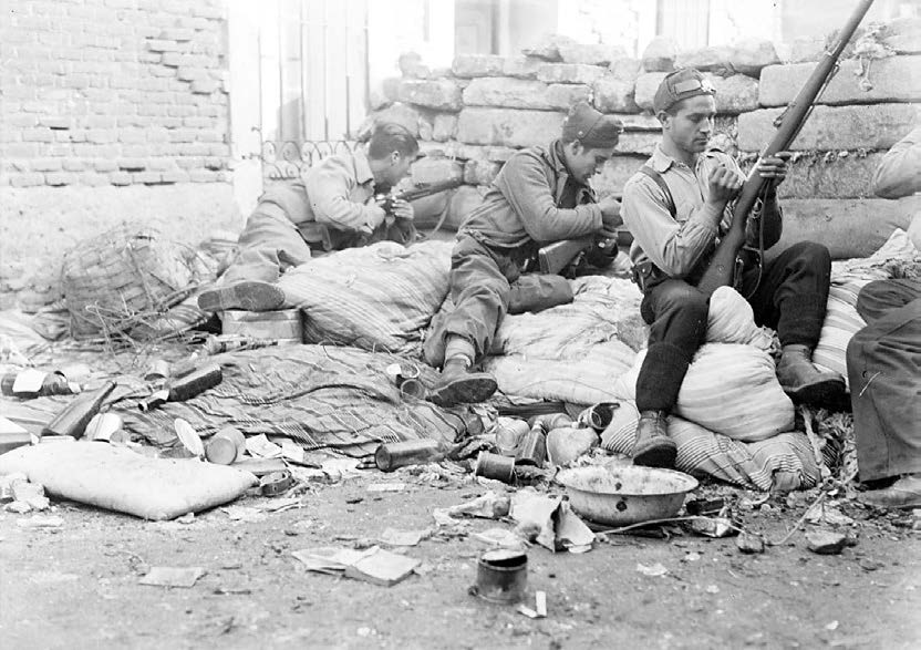 Foto V. M. Milicianos cargan sus armas en una barricada. Sector de Carabanchel, Madrid, 8 de enero de 1937.[Ministerio de Cultura y Deporte. Centro Documental de la Memoria Histórica. 1826_0007_0001_0003]